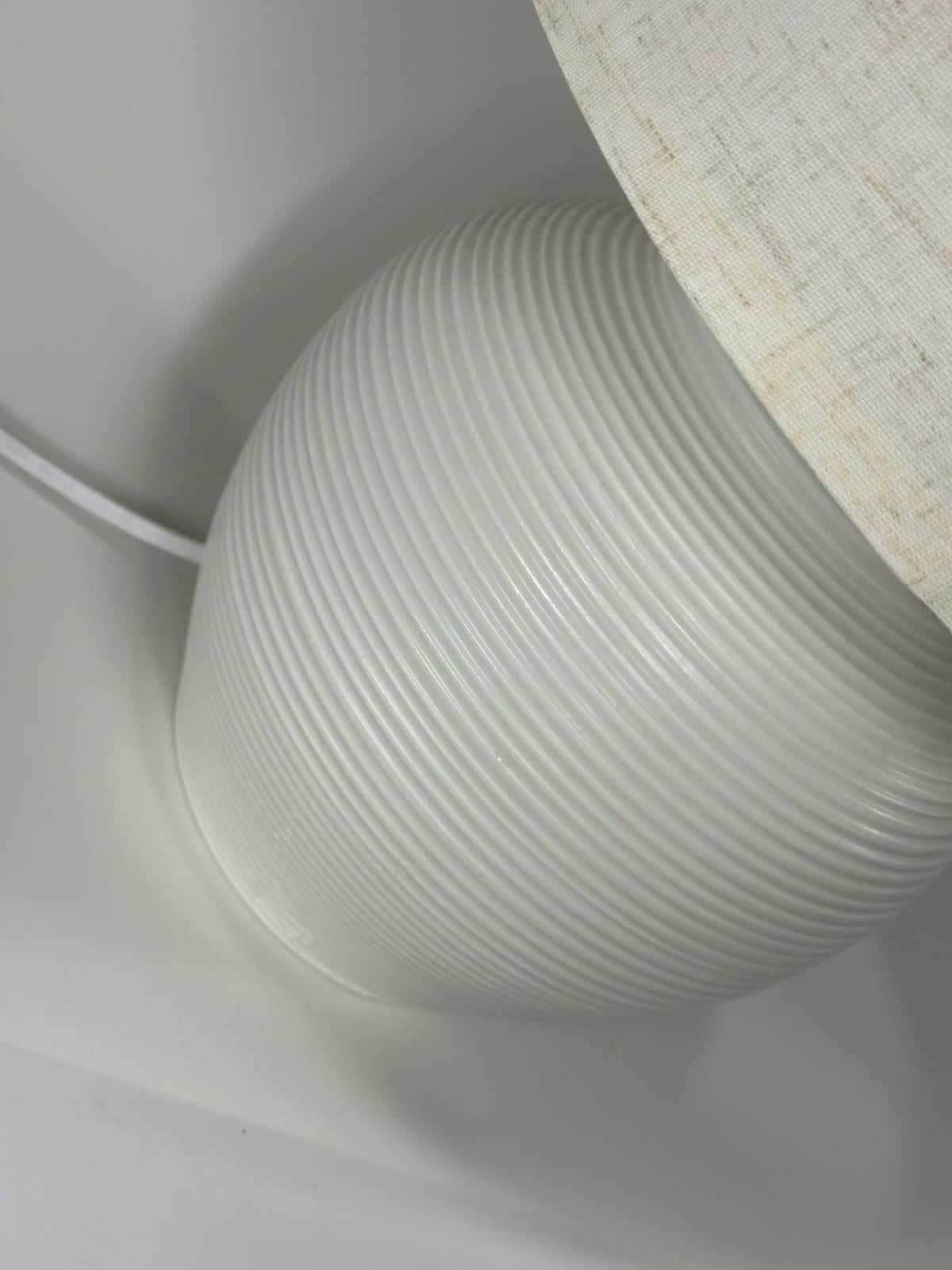White Handmade Ceramic Table Lamp – Handcrafted Ribbed Bat Trang Pottery Base, Fine Artisan Texture, Elegant Minimalist Decor
